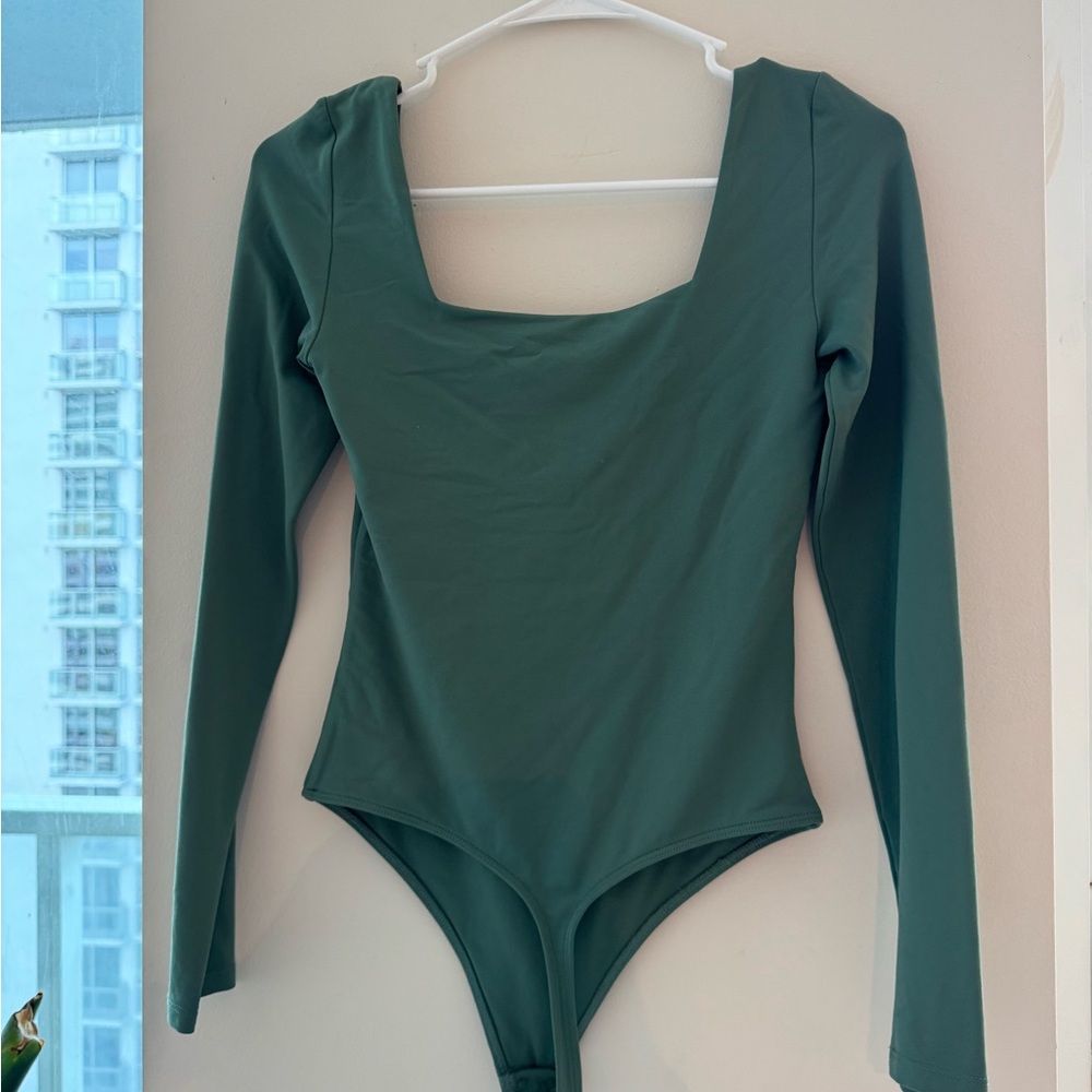 Aritzia Babaton Contour Squareneck Long Sleeve Bodysuit